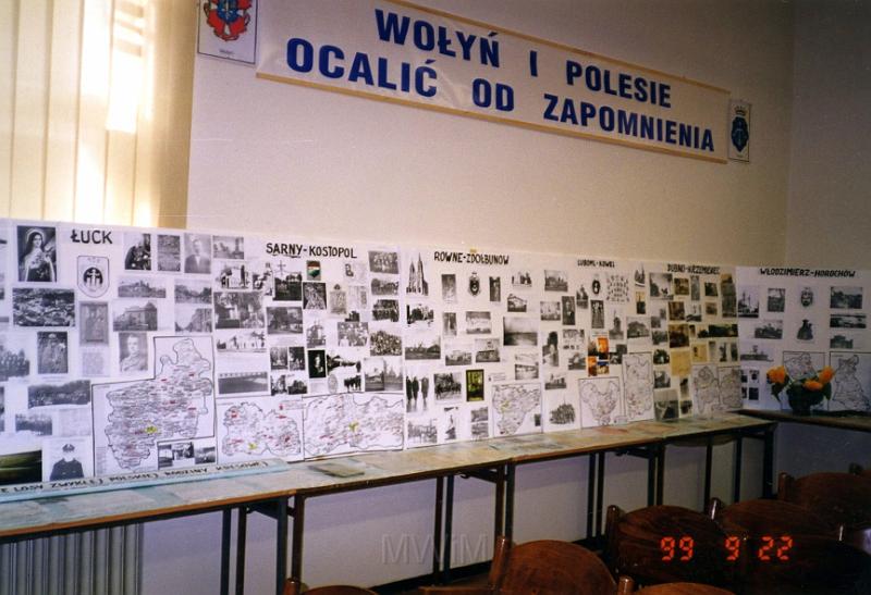 KKE 3324.jpg - Wystawa " Ocalić od zapomnienia" z okazji odsłoniecia tablicy w kościele NSPJ, Olsztyn, 1999 r.